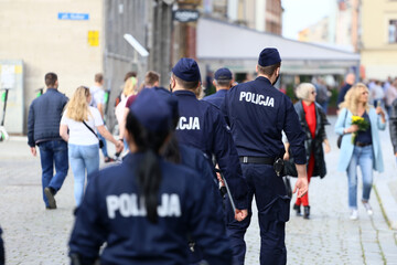 Polska policja na służbie w mieście.  - obrazy, fototapety, plakaty