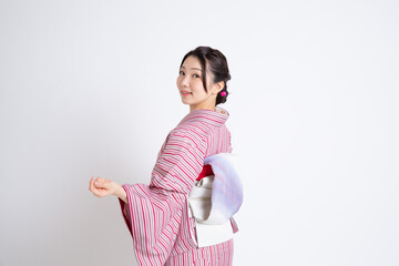 小紋（名古屋帯）を着る若い日本人女性モデル