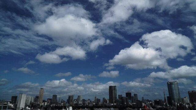 日本　表参道より　東京上空から流れる雲