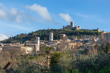 Fototapeta na wymiar Assisi, Perugia. Veduta della cittadina con campanili delle chiese verso la Rocca