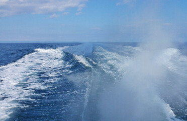 ボートから見る海と波　夏