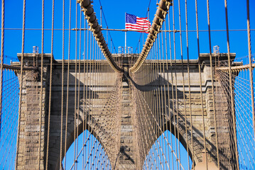 ニューヨーク、ブルックリン橋にはためく星条旗