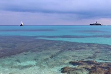 Tropea - Yachts al largo dell'Isola Bella dagli Scogli dei Missaggi