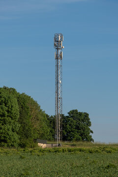 Mobilfunk-Sendemast / Funkmast / Antenne (Hochformat) bei einem blauen Himmel
