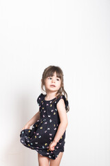 Une petite fille qui danse avec sa robe