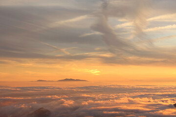 穂高岳山荘から見る夕日と雲海