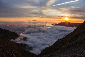 穂高岳山荘から見る夕日と雲海