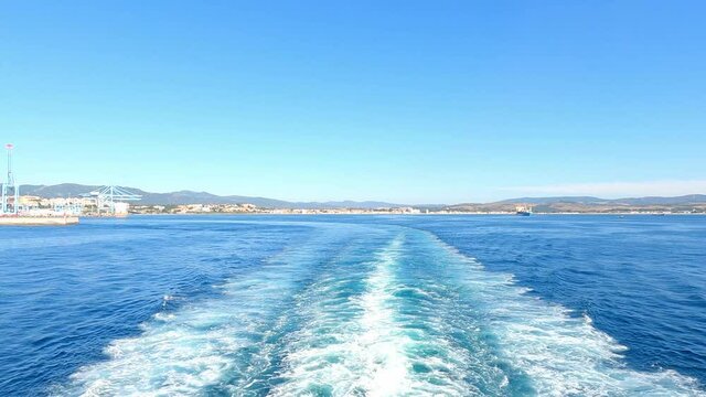 Estela de ferry saliendo de puerto