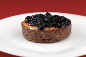 shortbread tartlet stuffed with fresh currant