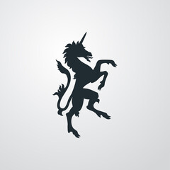 Logo heráldica con silueta de caballo unicornio medieval de pie en fondo gris © teracreonte