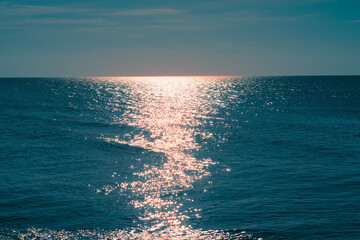Ostsee erstrahlt glitzernd funkelnd im Sonnenlicht