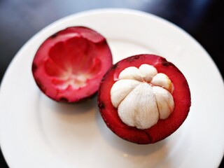 マンゴスチンの実（ラオスのマーケットで購入）