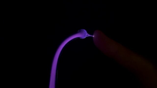 Video of high frequency D'arsonval device bend tube. Electric discharge. Produce the ozon for sterilization, help wound to heal. Reduce visible skin pores. Skin nutrition, strengthen cell metabolism