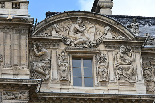 Statues sur la facade du Musee du louvre Paris