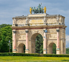 Fototapeta na wymiar Arc de Triomphe du Carrousel dans le jardin des Tuilerie