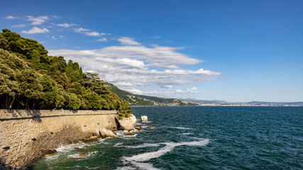 Fototapeta na wymiar Küste an der Adria am Castello di Miramare