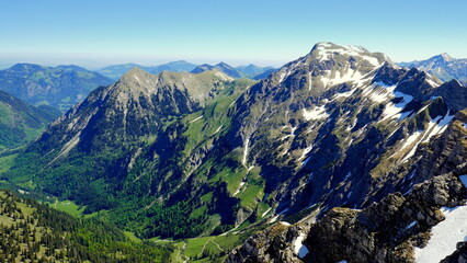 Fototapeta na wymiar Blick vom Gipfel des Nebelhorns zum Hindelanger Klettersteig mit grüner Landschaft im Frühling