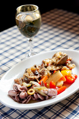 オードブル・惣菜と白ワイン　イタリア料理	