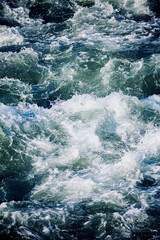 Obraz premium waves on the rocks