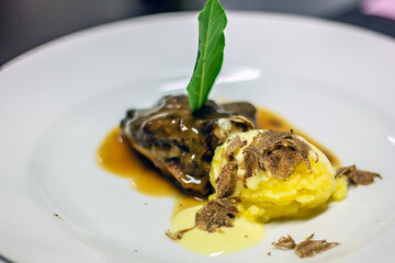 Beef cheek with mashed potatoes and truffle fondue