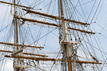 Obraz premium mâts, vergues et cordage d'une réplique d'un vieux gréement
