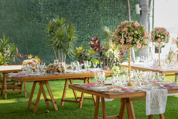 Mesa con arreglo floral  y vajilla en un evento social en Jardín de eventos 