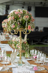 Arreglo floral sobre una mesa de madera en un evento social en México