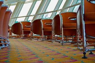Elegante Sitzmöbel in Lounge auf Kreuzfahrtschiff in modernem Ambiente in Bar Lounge - Clean...