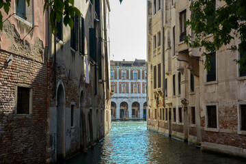 Fototapeta na wymiar Callejon de canal en Venecia