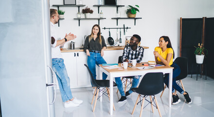 Obraz premium Smiling multiracial coworkers having meeting