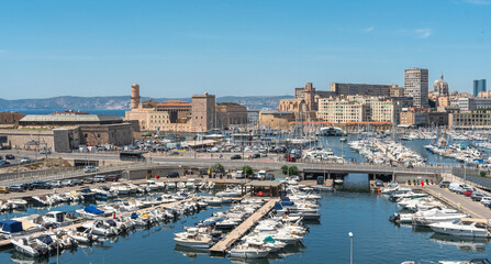 Fototapeta na wymiar Vue du Vieux-Port de Marseille et de la ville. France.