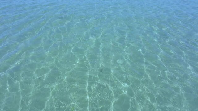 Riflessi sull'acqua cristallina