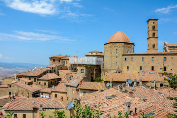 La belleza de Toscana muchas veces se encuentra en sus pueblos pintorescos que tiene como Volterra,...