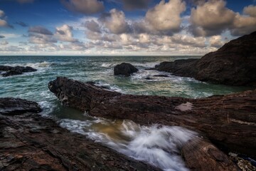 Obraz premium waves crashing on rocks