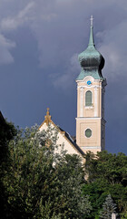 Naklejka premium Die Pfarrkirche Mistelbach an einem Sommerabend