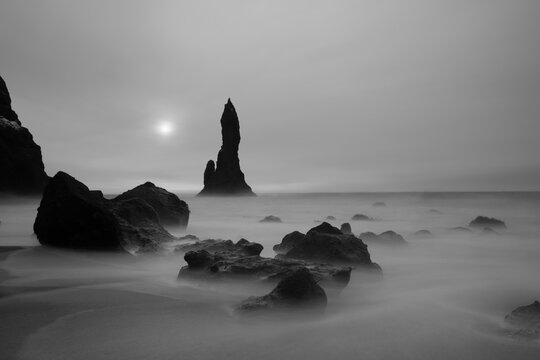Atardecer blanco y negro larga exposici&oacute;n en el mar. Islandia