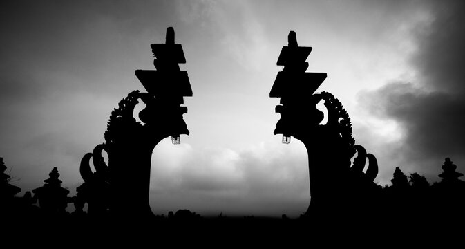 templo balines en blanco y negro