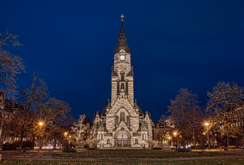 Obraz premium Die beleuchtete Michaeliskirche auf dem Nordplatz in Leipzig.