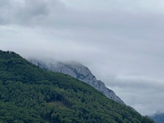 Berge umh&uuml;llt von Nebelwolken
