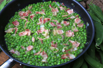 green peas with bacon ready to eat