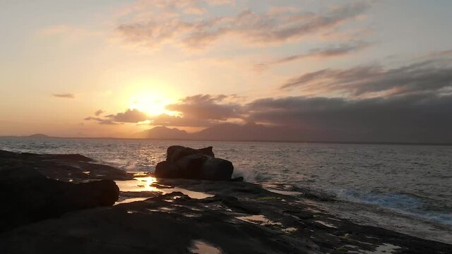 Imagens a&eacute;reas das 3 ilhas no por do sol. Ilha deserta no litoral do Esp&iacute;rito Santo.