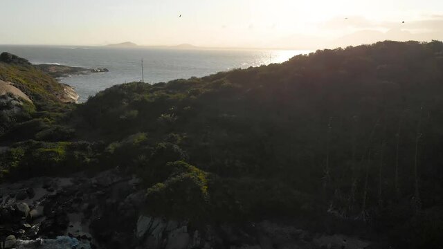 Imagens aéreas das 3 ilhas no por do sol. Ilha deserta no litoral do Espírito Santo.