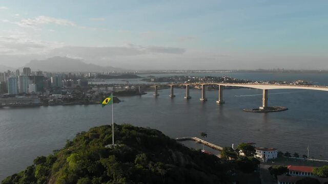 Ba&iacute;a de Vit&oacute;ria e 3&ordf; ponte vista de Vila Velha no por do sol. 
