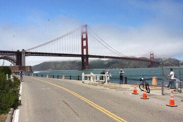 Fototapeta na wymiar Teilansicht der Golden Gate Bridge in San Francisco. San Francisco, Kalifornien, USA -- Partial view of the Golden Gate Bridge in San Francisco. San Francisco, California, USA