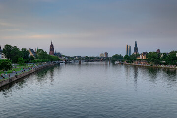 Panorama miasta Frakfurt nad rzeką Men. Kontrast starego i nowego. - obrazy, fototapety, plakaty