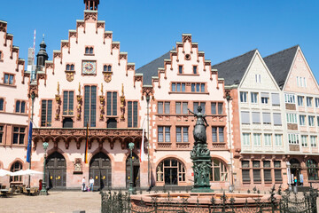 Plac z zabytkowymi kamienicami w centrum starego miasta Frankfurtu
