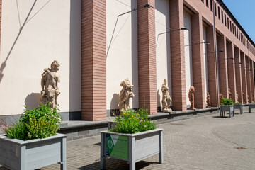 Ściana z figurami muzeum historycznego we Frankfurcie
