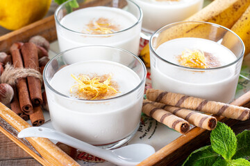 Banana mousse (pudding) for healthy vegetarian dessert. Banana pudding for breakfast