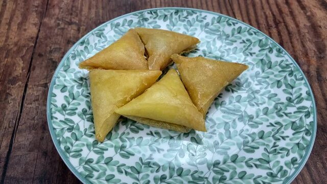 Samoussa de la R&eacute;union sur une assiette