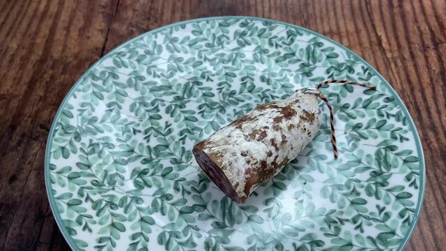 Saucisson sur une assiette